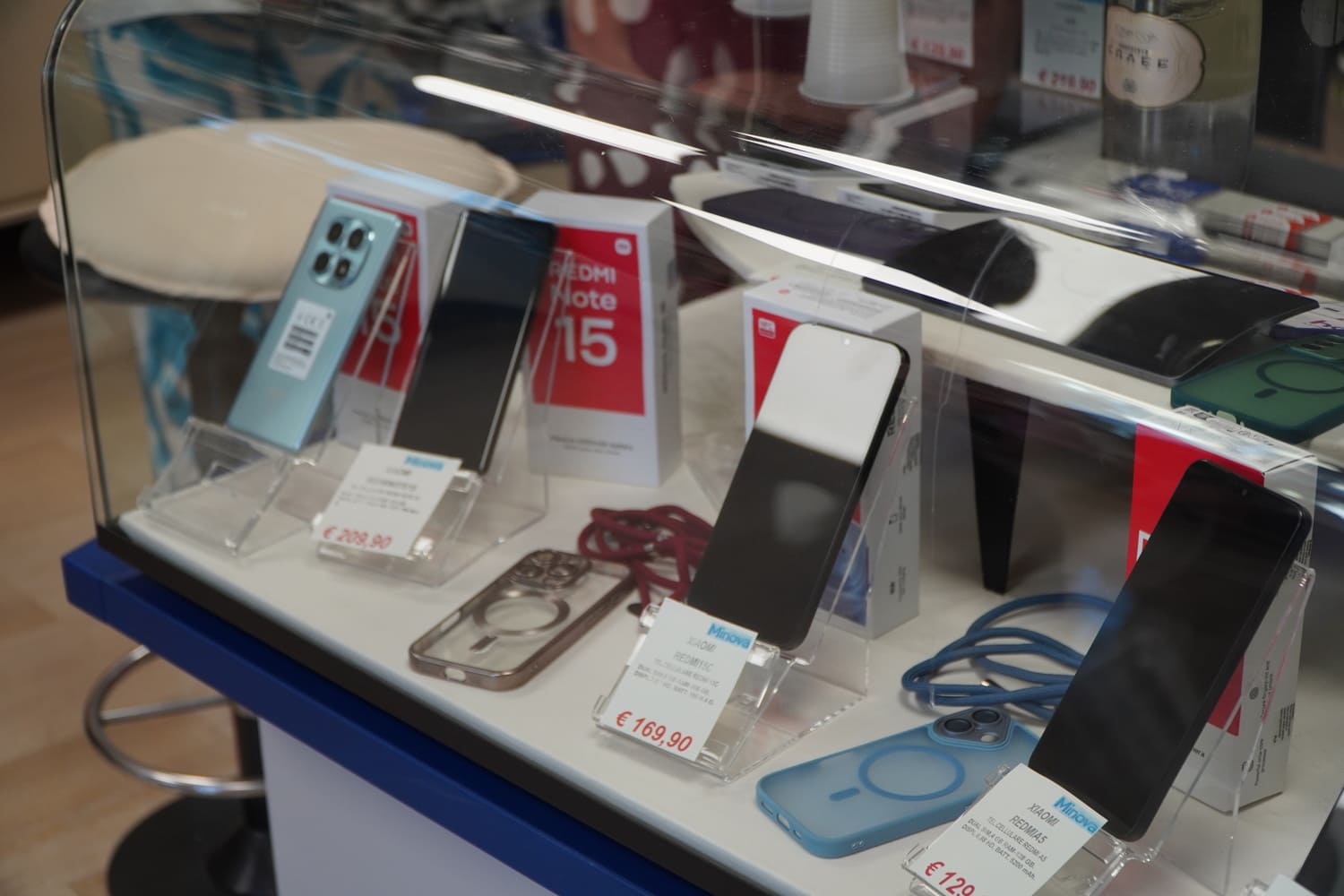 Telefono e accessori in negozio